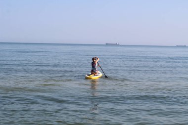 kadın açık denizde bir sup Kurulu yelken. Rusya, Golubitskaya - Haziran, 2018
