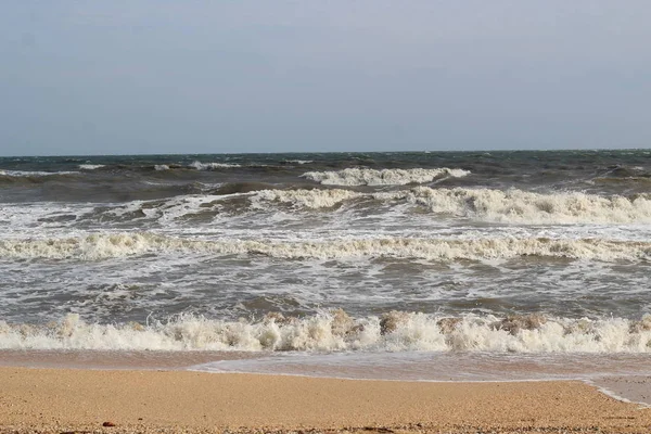 Waves during a storm at Azov sea in spring — Stock Photo, Image