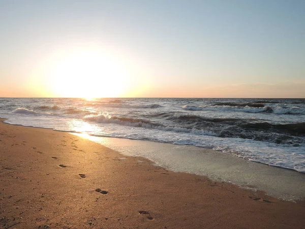 Weiche Meereswellen spülen über den goldenen Sandgrund. — Stockfoto