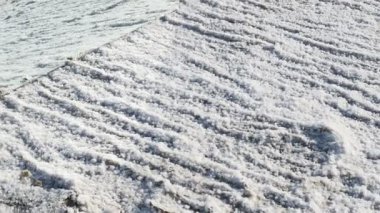 Tuz gölünün yüzeyi aynaya yansıyor gökyüzü ve bulutlarla birlikte.