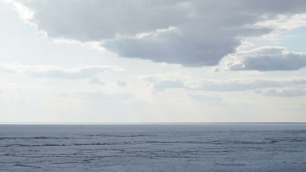 ユニークな塩湖エルトンミラー水塩水の反射オレンジ夜明け雲 ミネラルクリスタルは 天然の映画の風景乾燥海岸線の表面の質感を剥離 ロシア最高の手付かずの野生のランドマーク — ストック動画