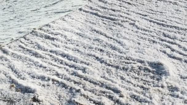Поверхня Солоного Озера Відображається Дзеркалі Поряд Небом Хмарами — стокове відео