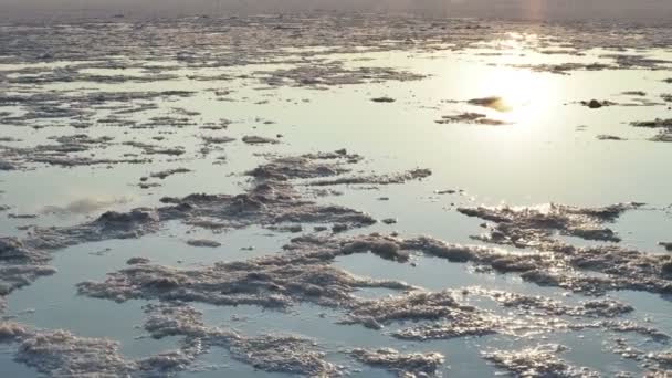 Zachód Słońca Słonym Jeziorze Odbicia Światła Słonecznego Powierzchni Wody — Wideo stockowe