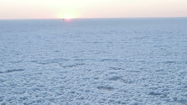 Закат Солёном Озере Текстура Поверхности Белого Соленого Озера — стоковое видео
