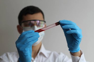 Bilim adamı holding tüp ile renk örneği laboratuvar