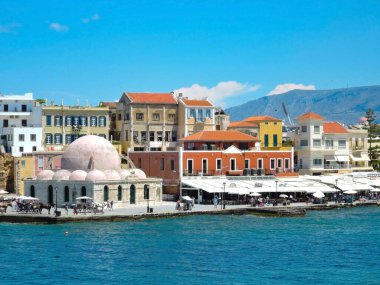 At arabaları ve cami ile Chania eski liman görünümü, Girit, Yunanistan - Haziran, 2017