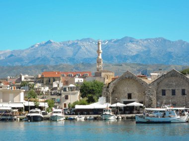 Yunanistan, Girit - Haziran 2017. Yunanistan 'ın Girit adasındaki Chania limanındaki eski Venedik limanı. Hasan Paşa Camii ve arka planda antik binalar.