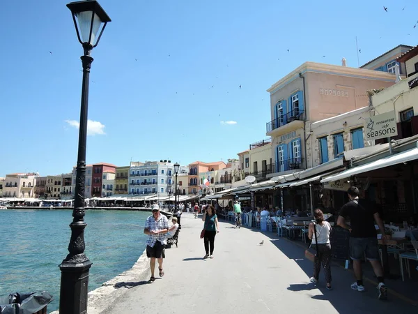 CHANIA, CRETE - Junho de 2017 - Turistas caminhando ao longo do restaurante alinhado cais no porto interior, Chania, Creta, Grécia, Europa — Fotografia de Stock