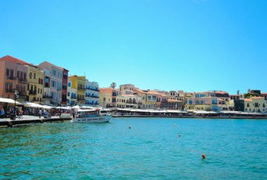 Hanya, Girit - Haziran, 2017 - İç liman, Hanya, Girit, Yunanistan, Avrupa'da rıhtıma dizilmiş restoran boyunca yürüyen turistler