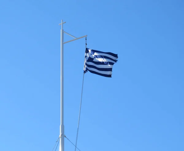 Grekisk flagg på blu himlen — Stockfoto