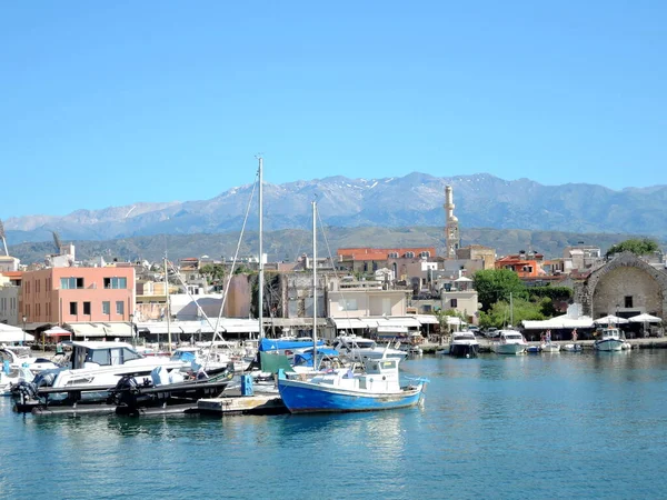 Grecia, Creta - junio de 2017. Antiguo puerto veneciano en el puerto de Chania en la isla de Creta en Grecia. Mezquita de Hassan Pascha y edificios antiguos en el fondo . — Foto de Stock