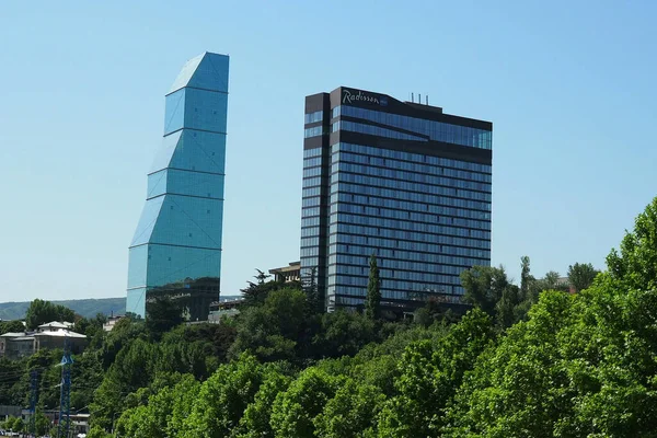 Georgia, Tbiliszi - 2019. június. Biltmore Millennium Hotel, Radisson Blu Iveria Hotel Tbiliszi belvárosának legmodernebb és legfényűzőbb épületei. — Stock Fotó