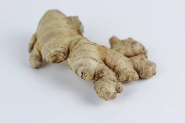 Zencefil Kökü Beyaz Arkaplanda İzole Edildi