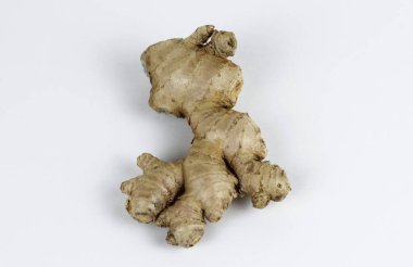 Zencefil Kökü Beyaz Arkaplanda İzole Edildi