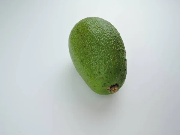 Спелый зеленый авокадо на белом фоне изолированы — стоковое фото