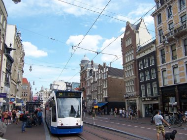 Amsterdam 'da modern tramvay. Amsterdam, Hollanda 'nın başkenti ve en kalabalık şehridir. Amsterdam, Hollanda - Ağustos 2009