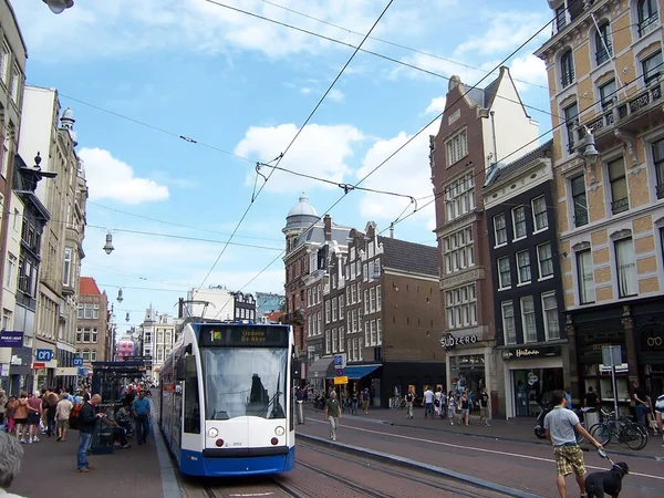 Moderní tramvaj v Amsterdamu. Amsterdam je hlavním a nejlidnatějším městem Nizozemska. Amsterdam, Nizozemsko - srpen 2009 — Stock fotografie