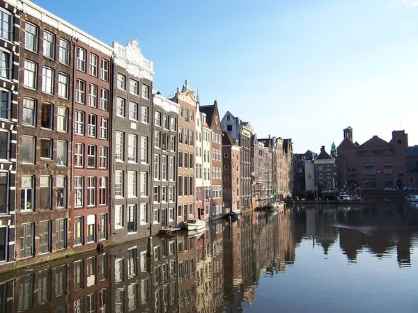 Tradiční domy na kanálu v Amsterdamu, Nizozemsko. — Stock fotografie