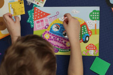 Çocuk eli becerisi, montaj sırasında el yapımı mozaik, seçici odaklanma..