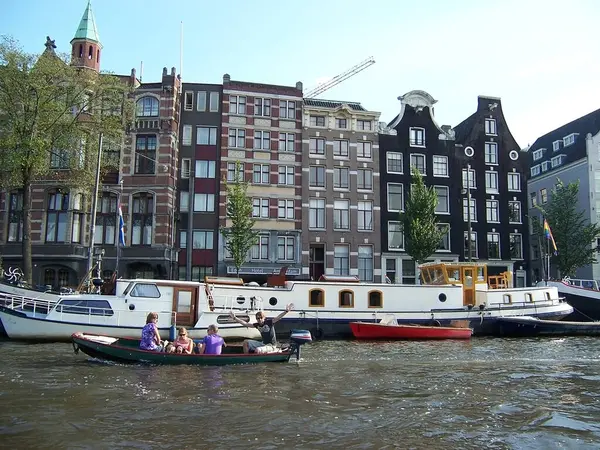 Turisté jet lodí a vychutnat památky Amsterdamu, Nizozemsko - srpen, 2009 — Stock fotografie