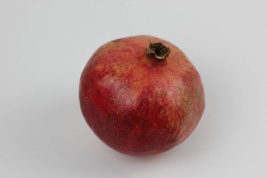 beyaz zemin üzerinde olgun nar izole edilmiş.