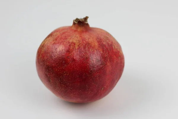 Moget granatäpple på en vit bakgrund isolerad — Stockfoto