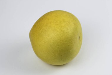 Taze olgun pomelo, Citrus maxima veya beyaz arka planda izole edilmiş Citrus grandis..