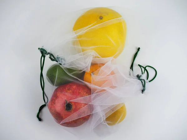 Bunte Früchte in einer Öko-Tüte. das Konzept der Null-Abfälle — Stockfoto