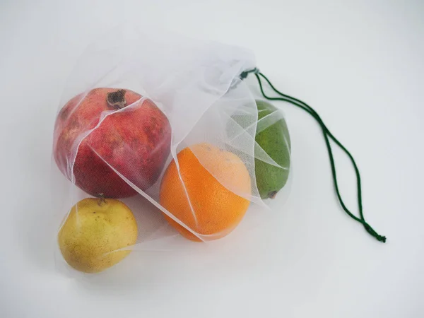 Bunte Früchte in einer Öko-Tüte. das Konzept der Null-Abfälle — Stockfoto