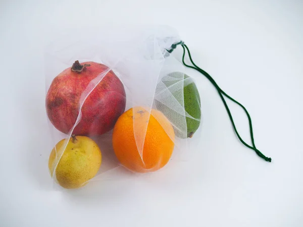 Bunte Früchte in einer Öko-Tüte. das Konzept der Null-Abfälle — Stockfoto