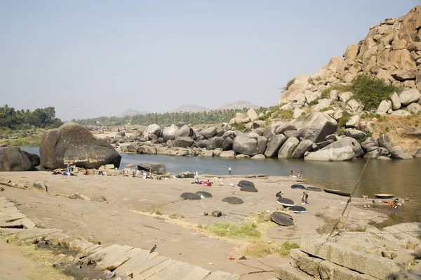 People wash and wash their clothes in the river.