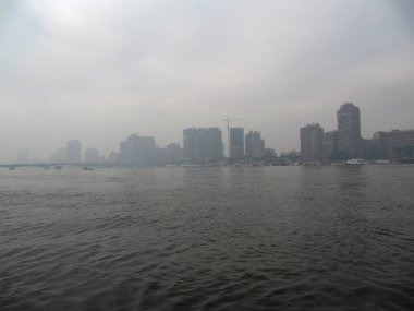 Kahire 'de sabah. Nil 'in üzerinde sis.