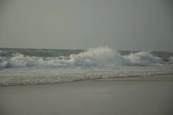 Die Wellen Brechen Einem Steinigen Strand Auf Und Bilden Eine — Stockfoto