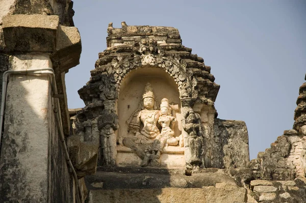 Arquitectura India Con Figuras Del Señor Shiva Esposa Parvati Relieves — Foto de Stock