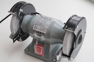 Metal işçiliği için öğütülmüş tekerlekleri olan makine zımparalama