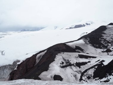 Elbrus bölgesindeki dağların güzel manzarası. Dağın tepesine bakan karla kaplı bir panorama.