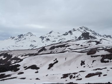 Elbrus bölgesindeki dağların güzel manzarası. Dağın tepesine bakan karla kaplı bir panorama.
