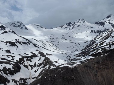 Elbrus bölgesindeki dağların güzel manzarası. Dağın tepesine bakan Panorama karla kaplı Cheget.