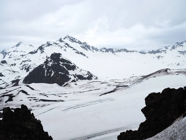 Hermosa vista de las montañas en la zona de Elbrus. Panorama con vistas a la cima de la montaña cubierta de nieve — Foto de Stock