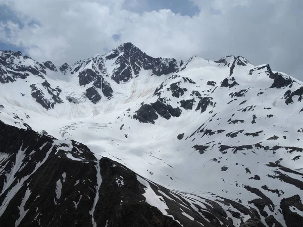 Schöne Sicht auf die Berge im Elbrus-Gebiet. Panorama mit Blick auf den Gipfel des schneebedeckten Berges Cheget — Stockfoto