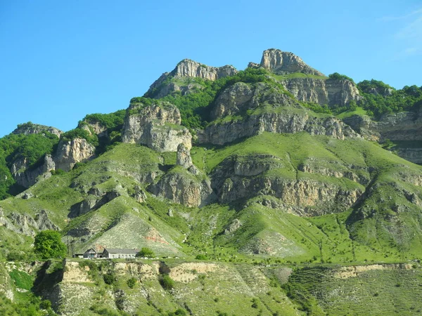Krásná Krajina Výhledem Skalnaté Hory Hory Pokryté Zelenou Trávou Křovinami — Stock fotografie