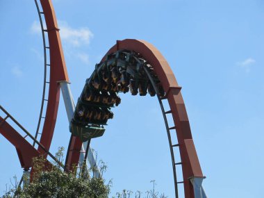 Red Roller Coaster.port aventura 'da insanlar.