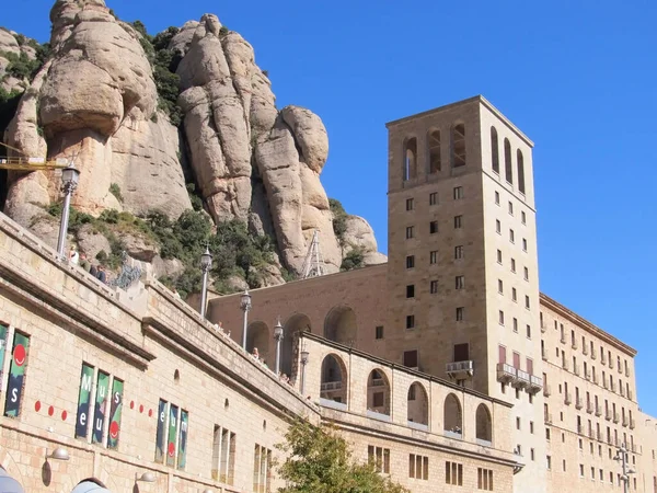 蒙特塞拉特岛巴塞罗那 Barcelona Spain Montserrat Monastery Santa Maria Montserrat 是一所本笃会修道院 座落在蒙特塞拉特山畔的一座修道院 — 图库照片