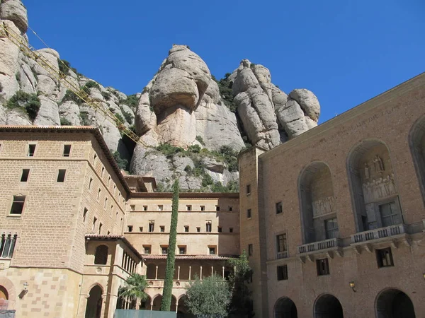 バルセロナ スペイン モンセラット修道院 サンタ マリア モンセラット Santa Maria Montserrat バルセロナ近郊のモンセラット山にあるベネディクト会修道院 — ストック写真