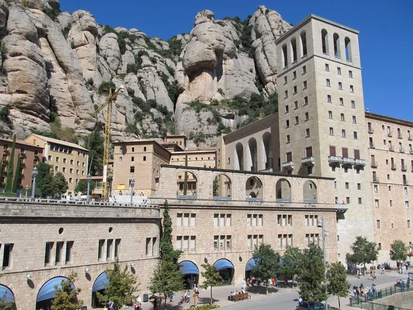 蒙特塞拉特岛巴塞罗那 Barcelona Spain Montserrat Monastery Santa Maria Montserrat 是一所本笃会修道院 座落在蒙特塞拉特山畔的一座修道院 — 图库照片