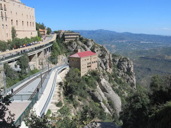 蒙特塞拉特岛巴塞罗那 Barcelona Spain Montserrat Monastery Santa Maria Montserrat 是一所本笃会修道院 座落在蒙特塞拉特山畔的一座修道院 — 图库照片