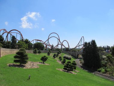 Red Roller Coaster.port aventura 'da insanlar.