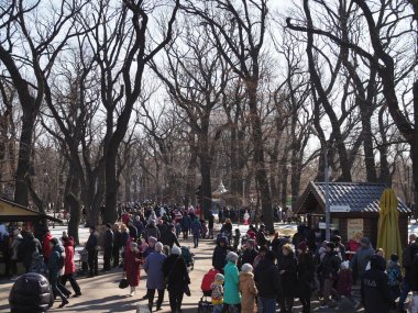 İlkbaharda şehir parkında insan kalabalığı