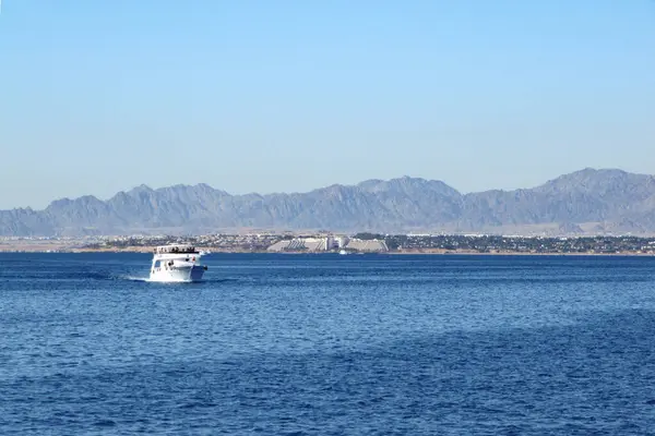 Vista Bahía Con Rocas Bote Deriva —  Fotos de Stock