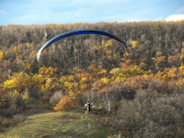 Paraglidista Vznáší Nad Podzimním Lesem Slunečného Dne Extrémní Sport Krajina — Stock fotografie